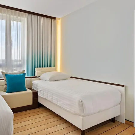 Hey Lou Frankfurt Airport 4*