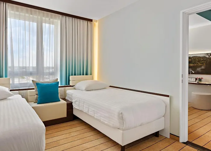 Hey Lou Frankfurt Airport 4*